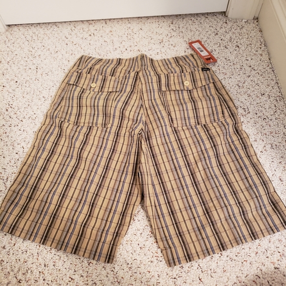 Lee - Picture 4 of 5